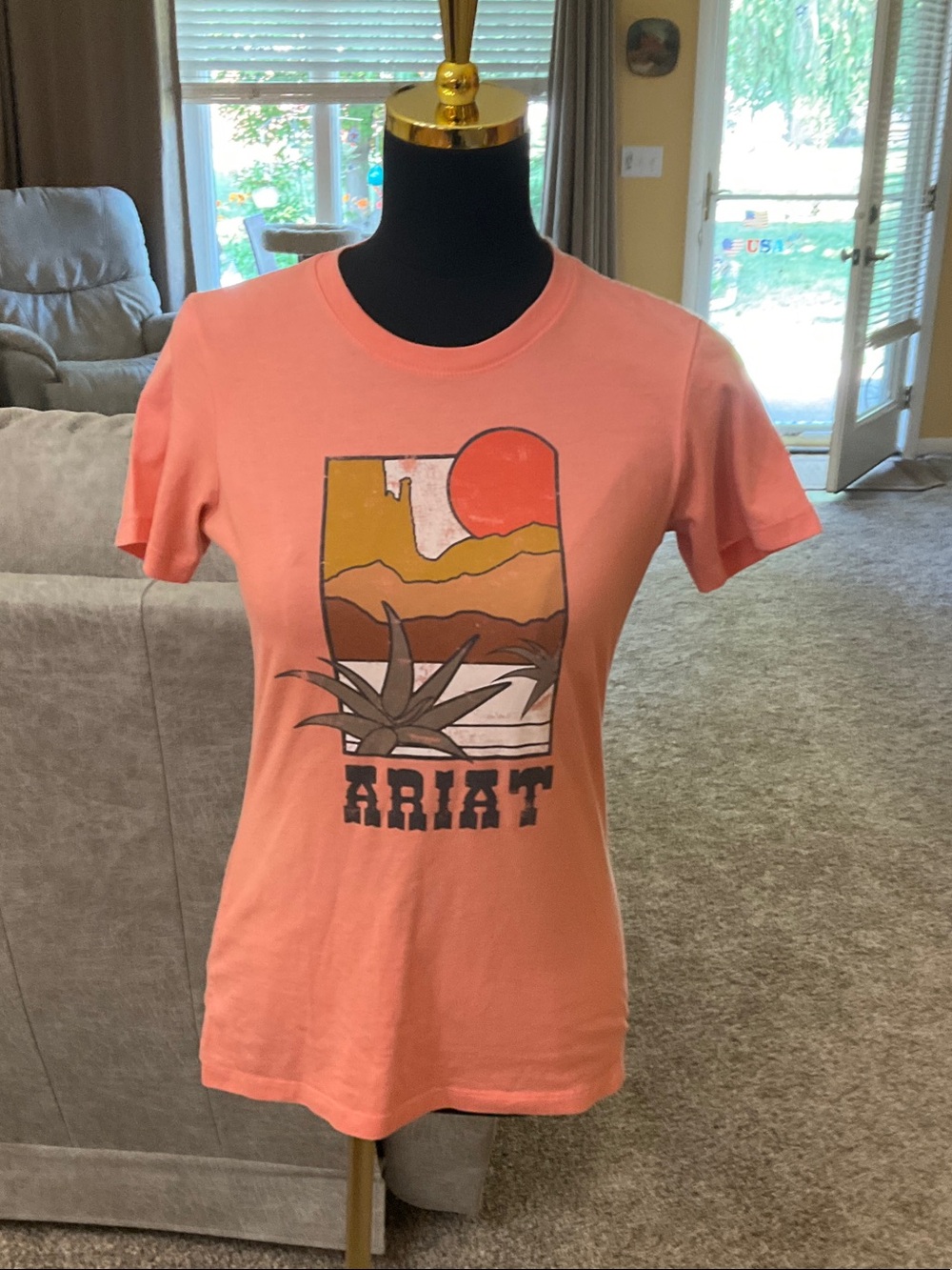 Ariat Women’s Size Small Short Sleeve Tee, Excellent Condition, Super Cute!
